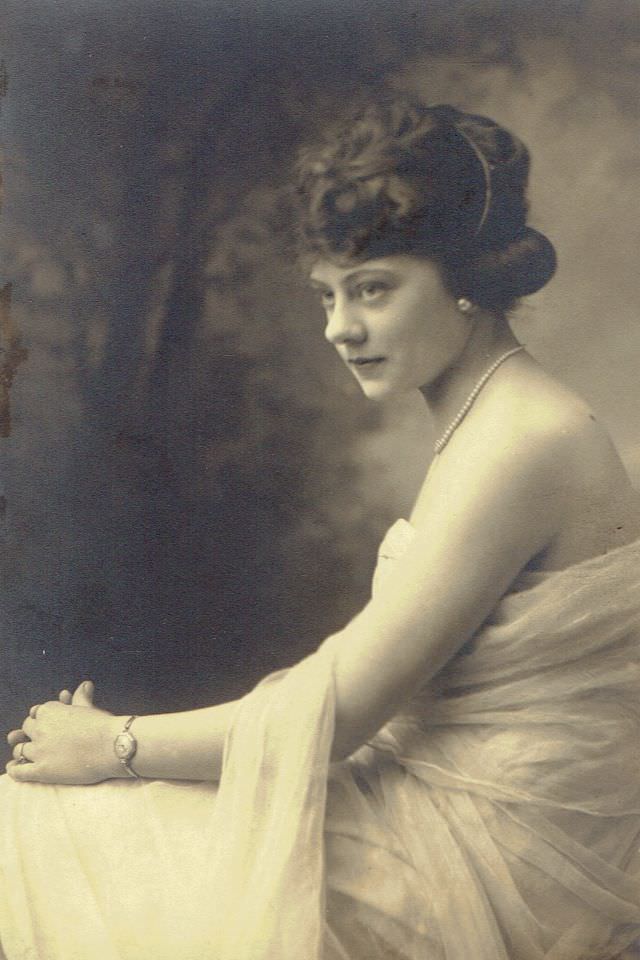 Timeless Beauty: Vintage Portraits of Pittsburgh Ladies from the Early 20th Century