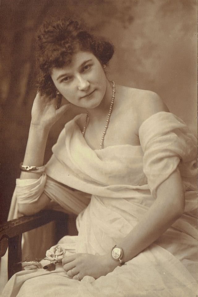 Timeless Beauty: Vintage Portraits of Pittsburgh Ladies from the Early 20th Century