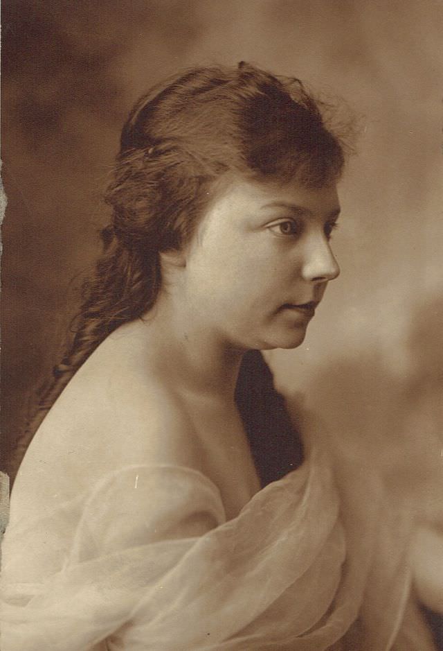 Timeless Beauty: Vintage Portraits of Pittsburgh Ladies from the Early 20th Century