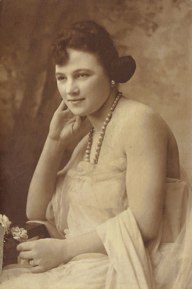 Timeless Beauty: Vintage Portraits of Pittsburgh Ladies from the Early 20th Century