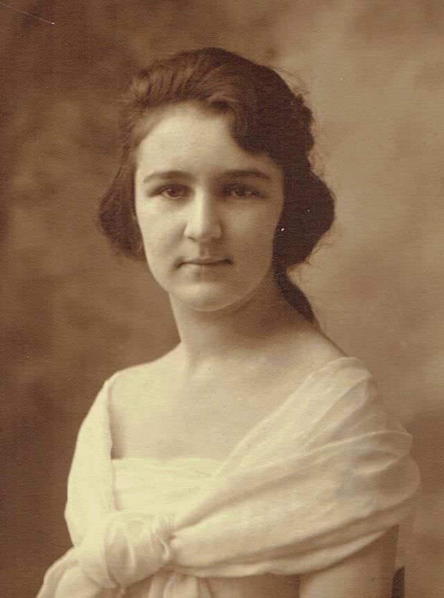 Timeless Beauty: Vintage Portraits of Pittsburgh Ladies from the Early 20th Century