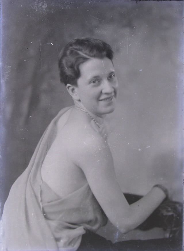 Timeless Beauty: Vintage Portraits of Pittsburgh Ladies from the Early 20th Century