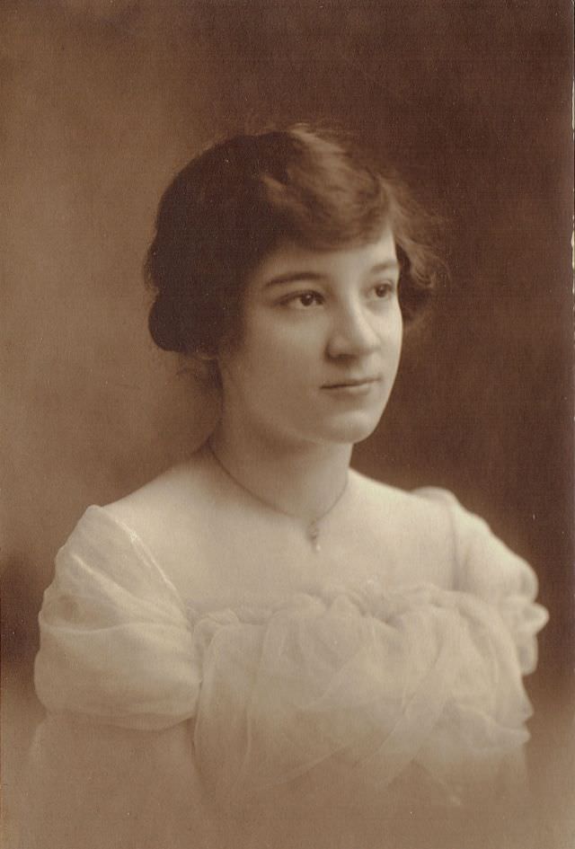 Timeless Beauty: Vintage Portraits of Pittsburgh Ladies from the Early 20th Century