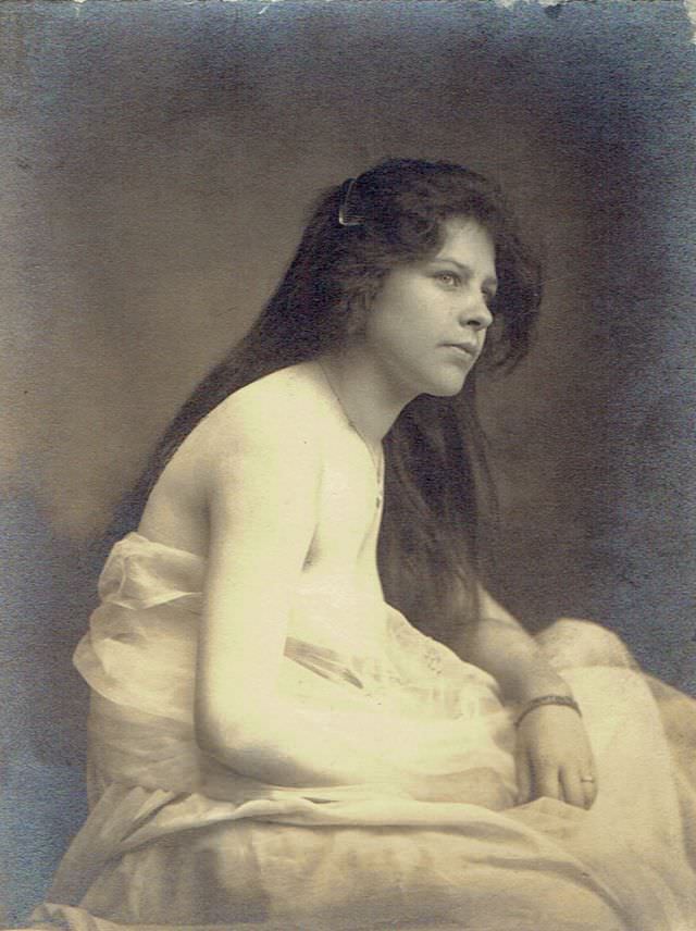 Timeless Beauty: Vintage Portraits of Pittsburgh Ladies from the Early 20th Century