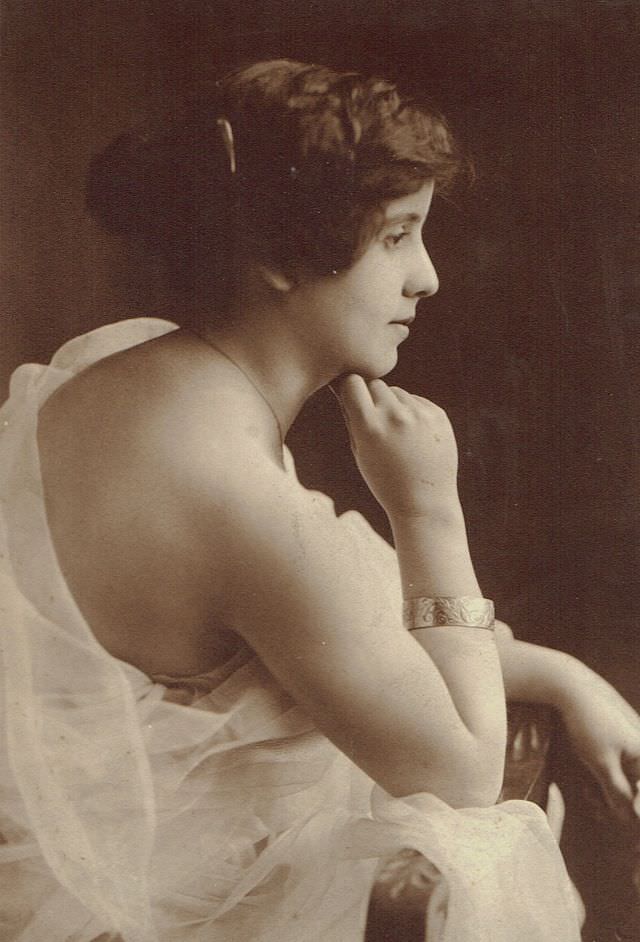 Timeless Beauty: Vintage Portraits of Pittsburgh Ladies from the Early 20th Century