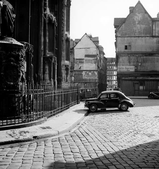 Car parked in front of the Saint-Maclou church, place Barthélemy, Rouen, 1951