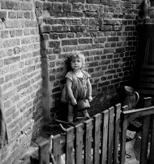 Child at 3, rue Marin-le-Pigny, Rouen, September 1951