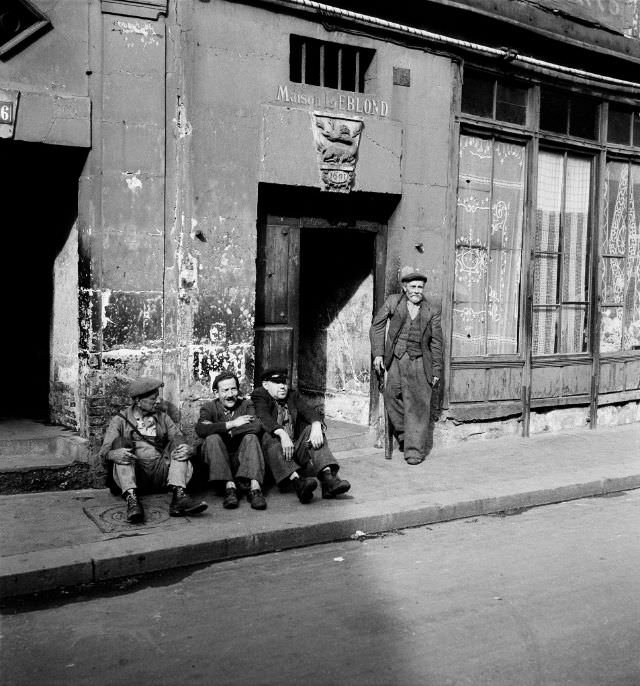 In front of 132, rue Eau-de-Robec, Rouen, 1951