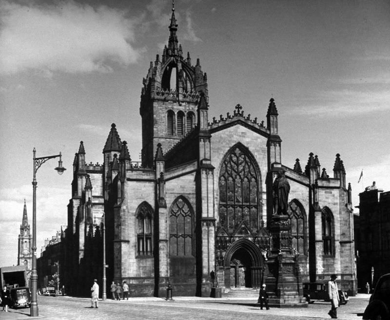 St. Giles Church was where Knox preached. Near it, in a now-vanished yard, he may be buried. Nearby also stood Tollbooth Prison (Scott’s Heart of Midlothian).