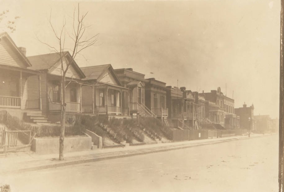 Row of houses along Sarpy Avenue in Midtown in 1920.