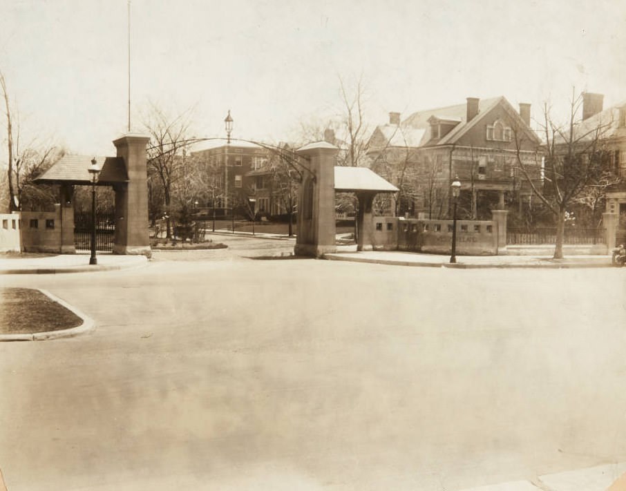 Gate at the western entrance to Westmoreland Place at Union Blvd in 1920. The stone house on the right is located at 52 Westmoreland Place and features the original arch built in 1905 by A.A. Fischer.