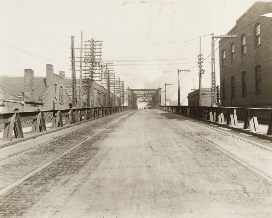 The south entrance to the 21st Street bridge in 1920. The bridge was located southwest of Union Station and was demolished in 1986.