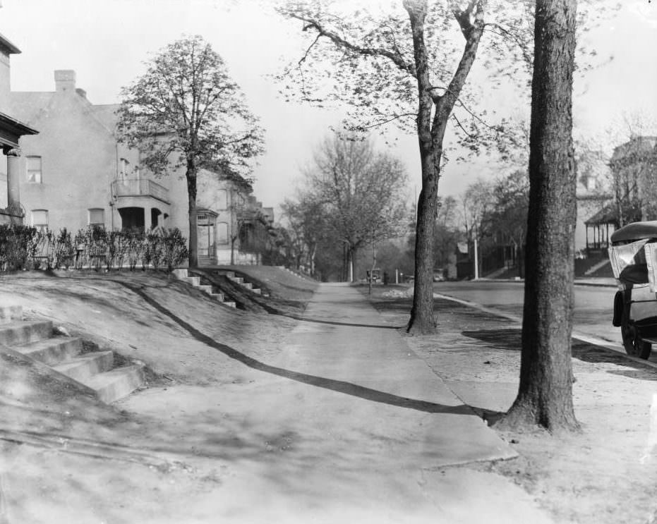 Large homes on Westminster Blvd in St. Louis in 1925