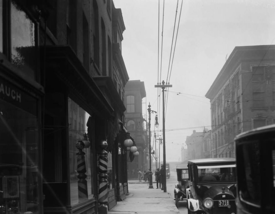 View of intersection at Franklin and North Broadway in St. Louis in 1925