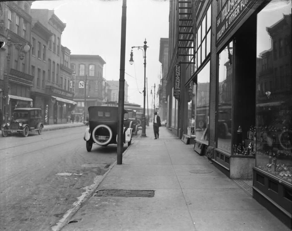 View of the 500 block of Franklin, including businesses such as Italo-American Importing Company and Lentzer's Cloak and Suit, 1925