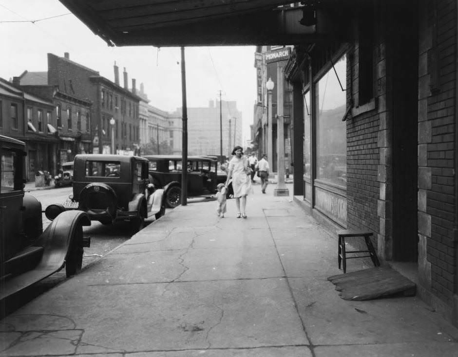 View of the SW corner of 14th St. & Chestnut St., with the Municipal Courts Building visible, 1925