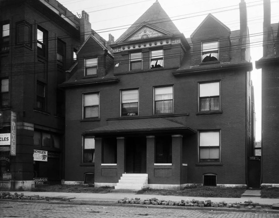 View of brick multi-family dwelling at 524 and 522 N. Vandeventer Ave., 1925