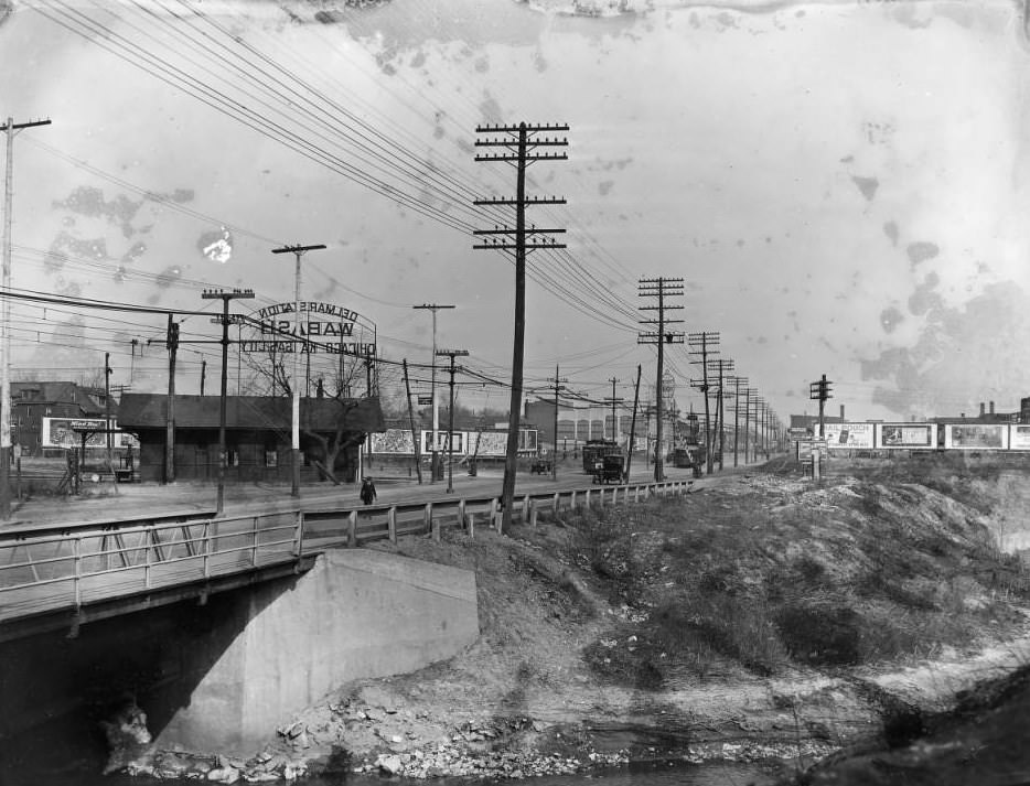 View from the Delmar viaduct over River des Peres near the Delmar-Wabash train station looking east, 1927