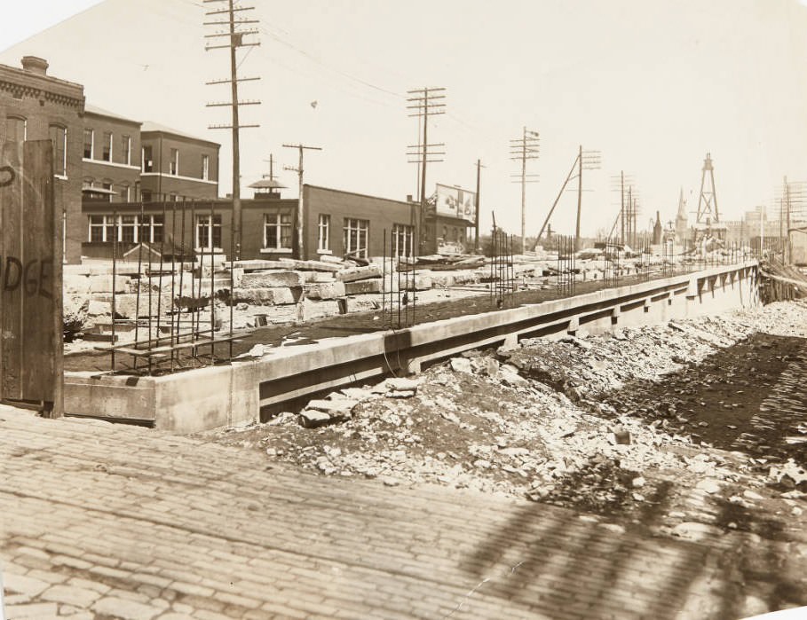 Construction of the Jefferson Avenue viaduct bridge just north of Chouteau, 1920