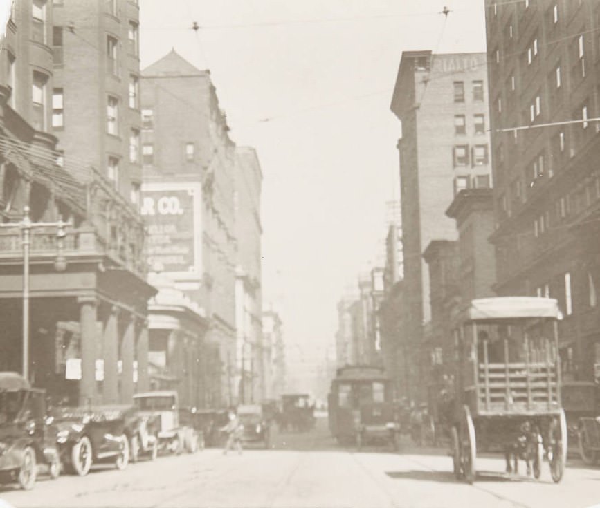 Daily street traffic on Fourth Street just north of Chesnut with no other details, 1920