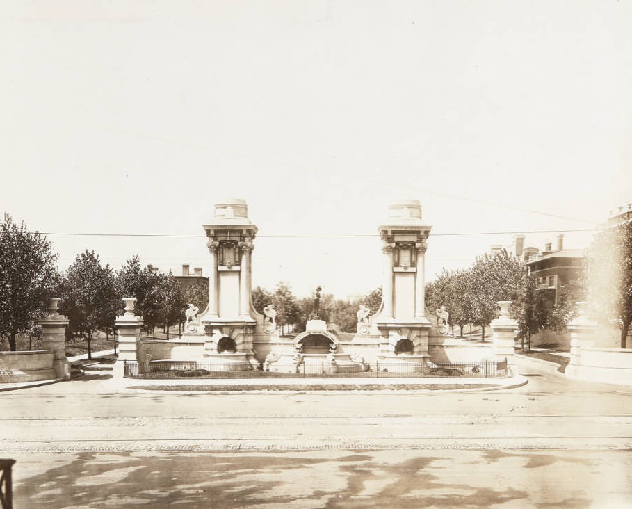 Stone gate at the east entrance to Kingsbury Place located at its intersection with Union Blvd in St. Louis, Missouri.