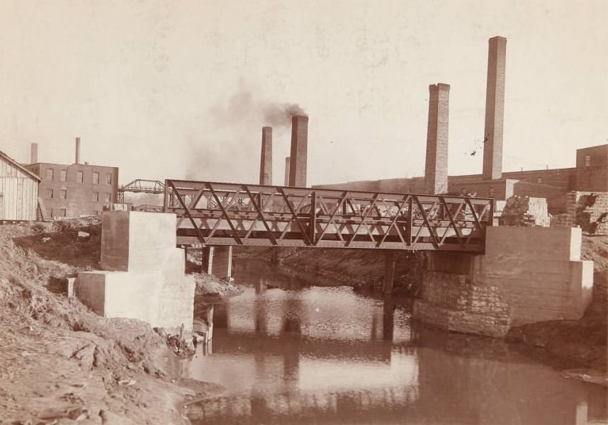 Sulphur Avenue Bridge over River des Peres in 1920. The smokestacks of the Laclede-Christy brick plant can be seen in the background.