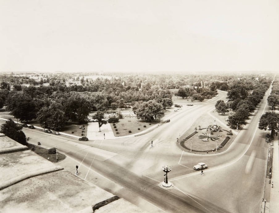 Entrance to Forest Park at Lindell and Kingshighway, 1943.