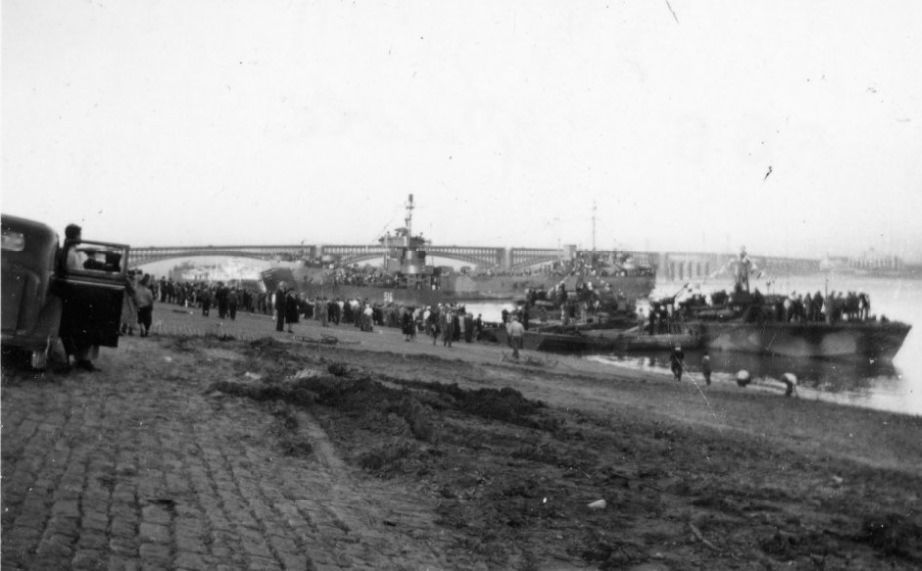 Families and residents of St. Louis gather on the levee to send off soldiers departing for World War II around 1942.