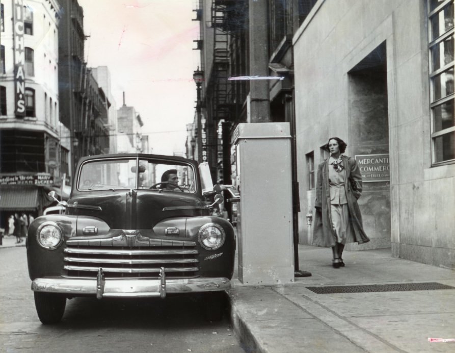 Pulling up to the bank kiosk, located on the curb in front of the St. Louis Mercantile-Commerce Bank and Trust Co.,1948