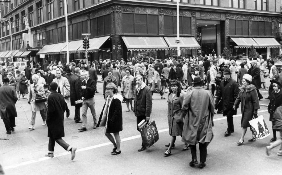 Huge crowd crossing street at 7th and Washington downtown Friday as the biggest shopping Day of 1968 resulted in stores packed to the doors, 1960