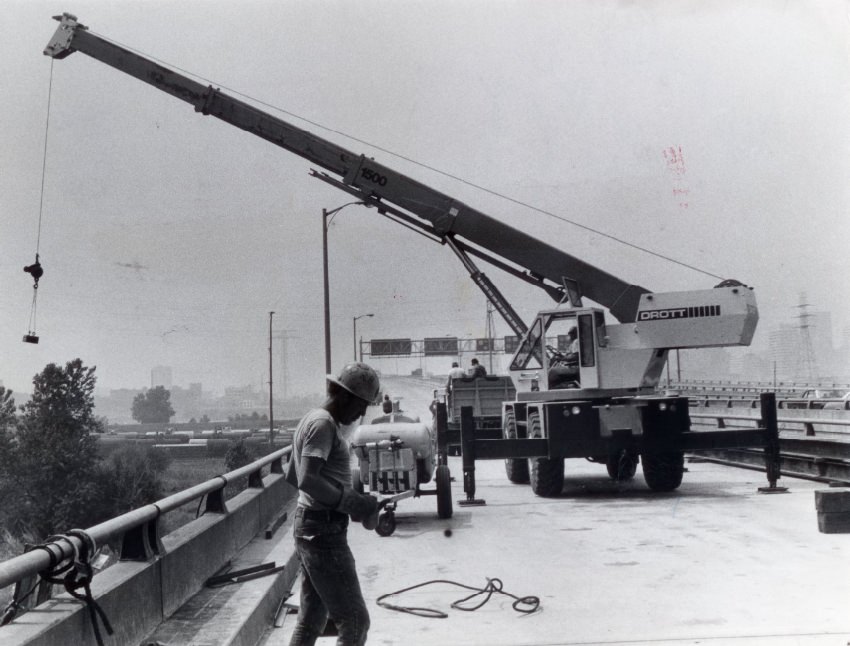 Closed Illinois Route 3 ramp, looking northwest toward St. Louis, 1975