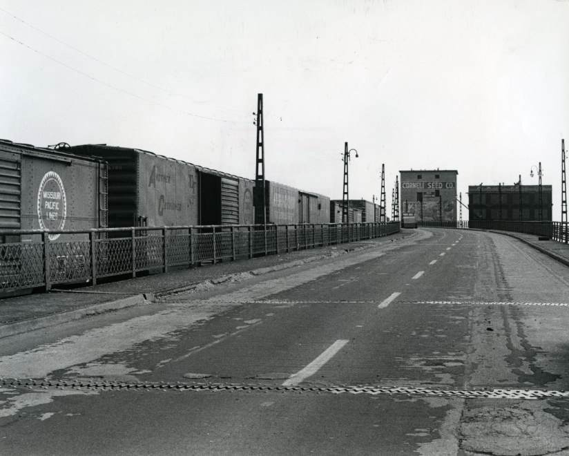 MacArthur Bridge, 1977