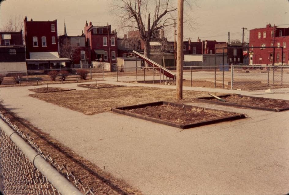 Fremont Park, Details (formerly Pontiac Central Park), 1977