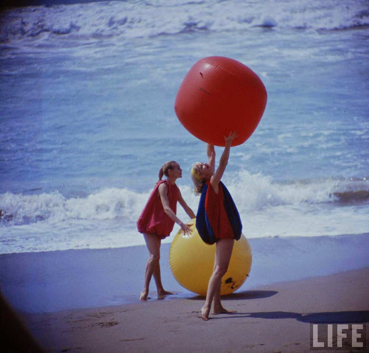 Bathing Beauties of 1950s Cuba: A Stunning Collection of Swimsuit Models by Gordon Parks