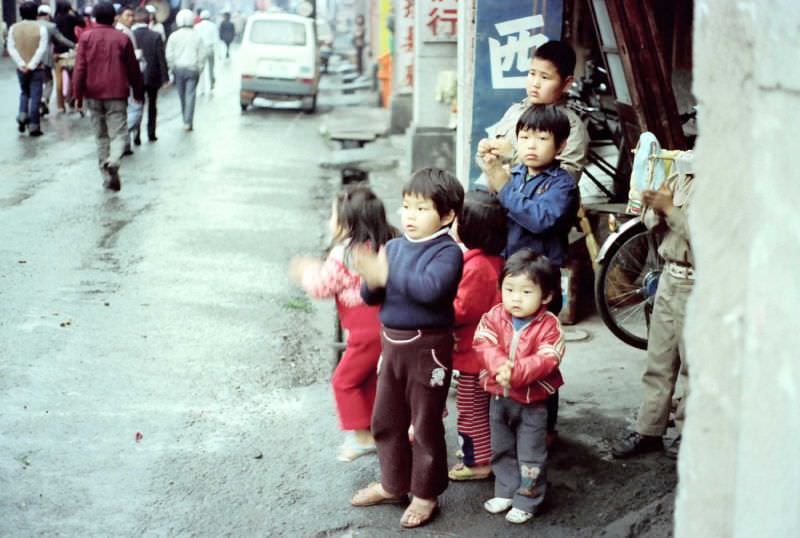 Exploring the Daily Life of 1970s Taipei Through Fascinating Vintage Photos