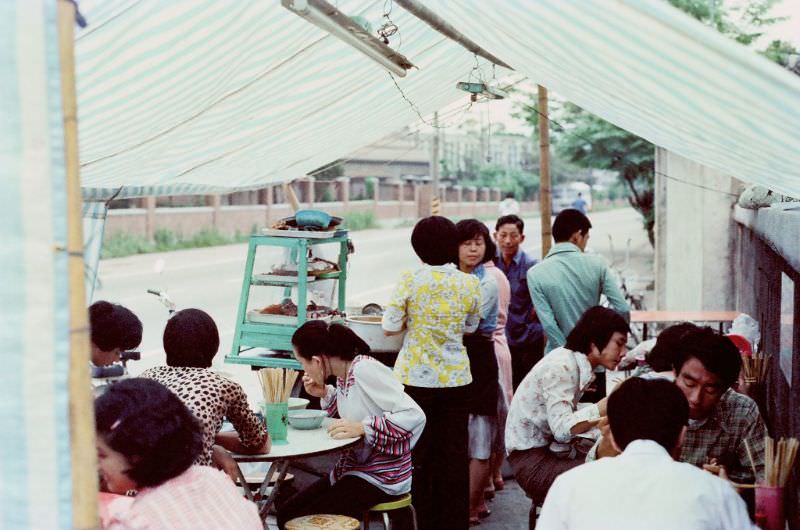 Exploring the Daily Life of 1970s Taipei Through Fascinating Vintage Photos