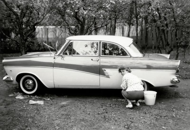 Ford Taunus 17 M de Luxe, washing the family car, 1958
