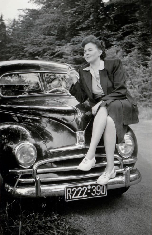 Ford Taunus de Luxe, Düsseldorf, Germany, July 1951