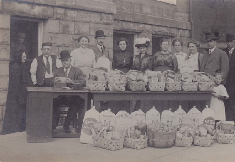 Flood relief at city hall, Massillon, Ohio, 1913