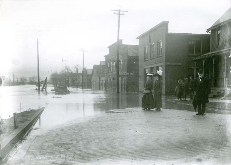 Meuser Pianos, Massillon Storage Co., Massillon, Ohio, 1913