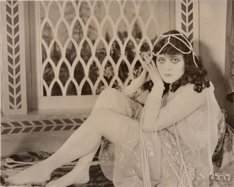 Theda Bara in the 1918 Film 'Salomé': Exploring the Actress and Her Character