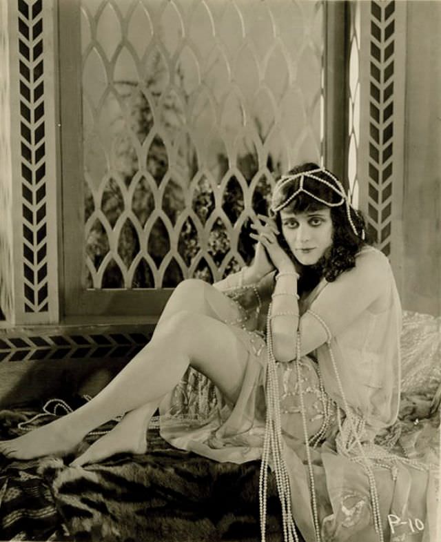 Theda Bara in the 1918 Film 'Salomé': Exploring the Actress and Her Character