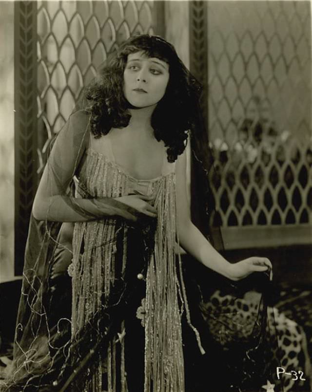 Theda Bara in the 1918 Film 'Salomé': Exploring the Actress and Her Character