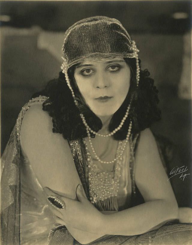 Theda Bara in the 1918 Film 'Salomé': Exploring the Actress and Her Character