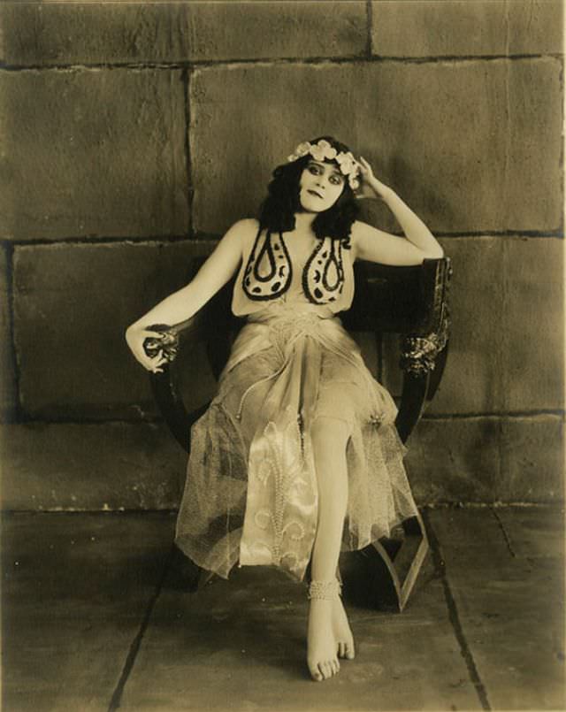 Theda Bara in the 1918 Film 'Salomé': Exploring the Actress and Her Character