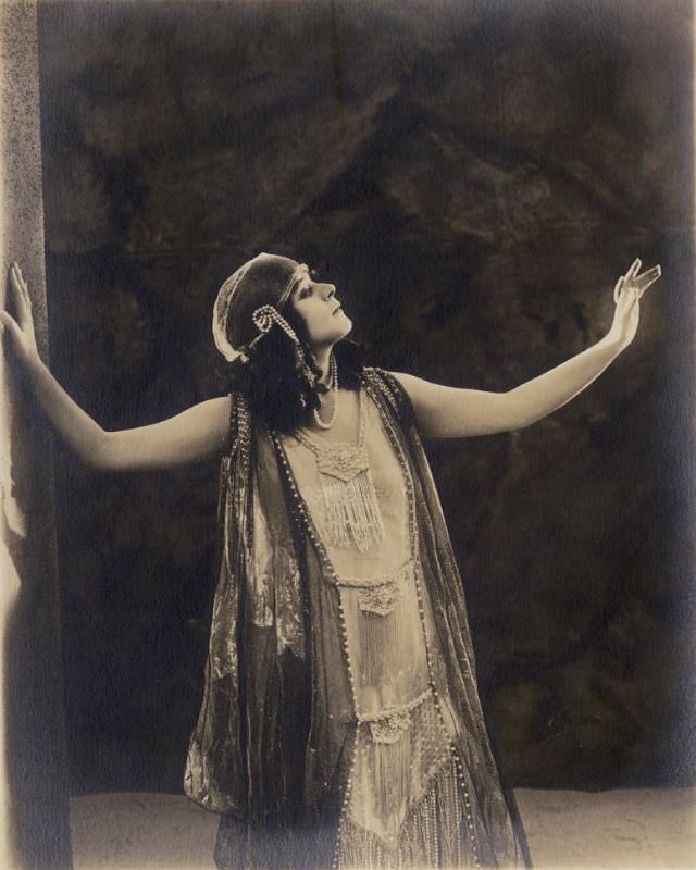 Theda Bara in the 1918 Film 'Salomé': Exploring the Actress and Her Character