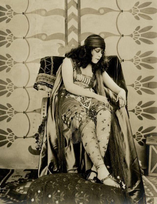 Theda Bara in the 1918 Film 'Salomé': Exploring the Actress and Her Character