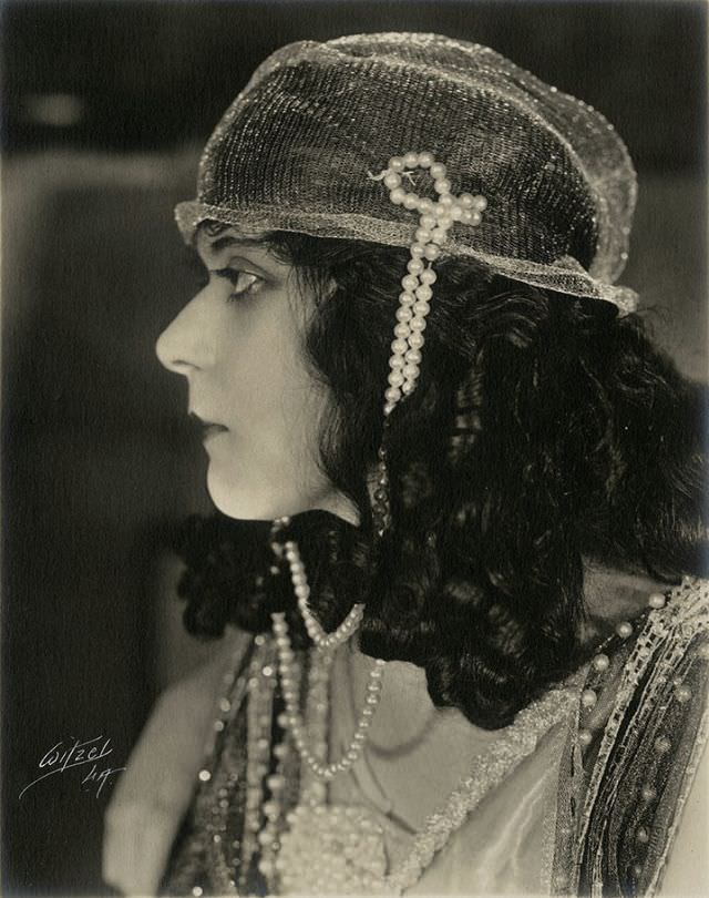 Theda Bara in the 1918 Film 'Salomé': Exploring the Actress and Her Character