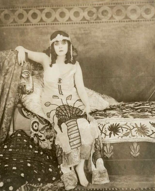 Theda Bara in the 1918 Film 'Salomé': Exploring the Actress and Her Character