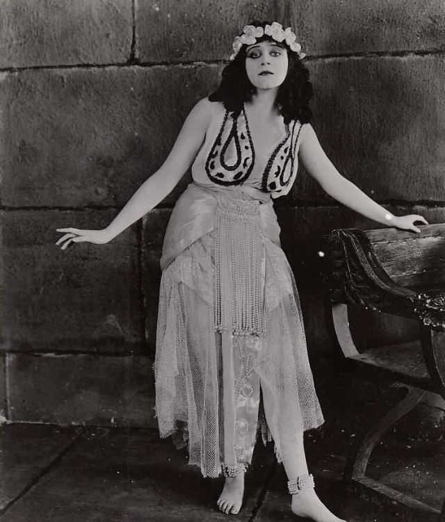 Theda Bara in the 1918 Film 'Salomé': Exploring the Actress and Her Character